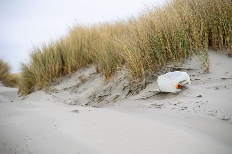 La pollution plastique s’infiltre dans l’air : des micro-particules invisibles envahissent l’atmosphère au-delà des océans