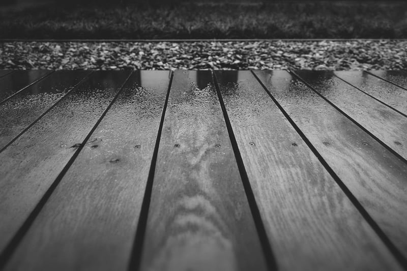 Vous en avez assez de l’entretien de votre terrasse en bois ? Découvrez cette matière naturelle innovante qui simplifie tout…