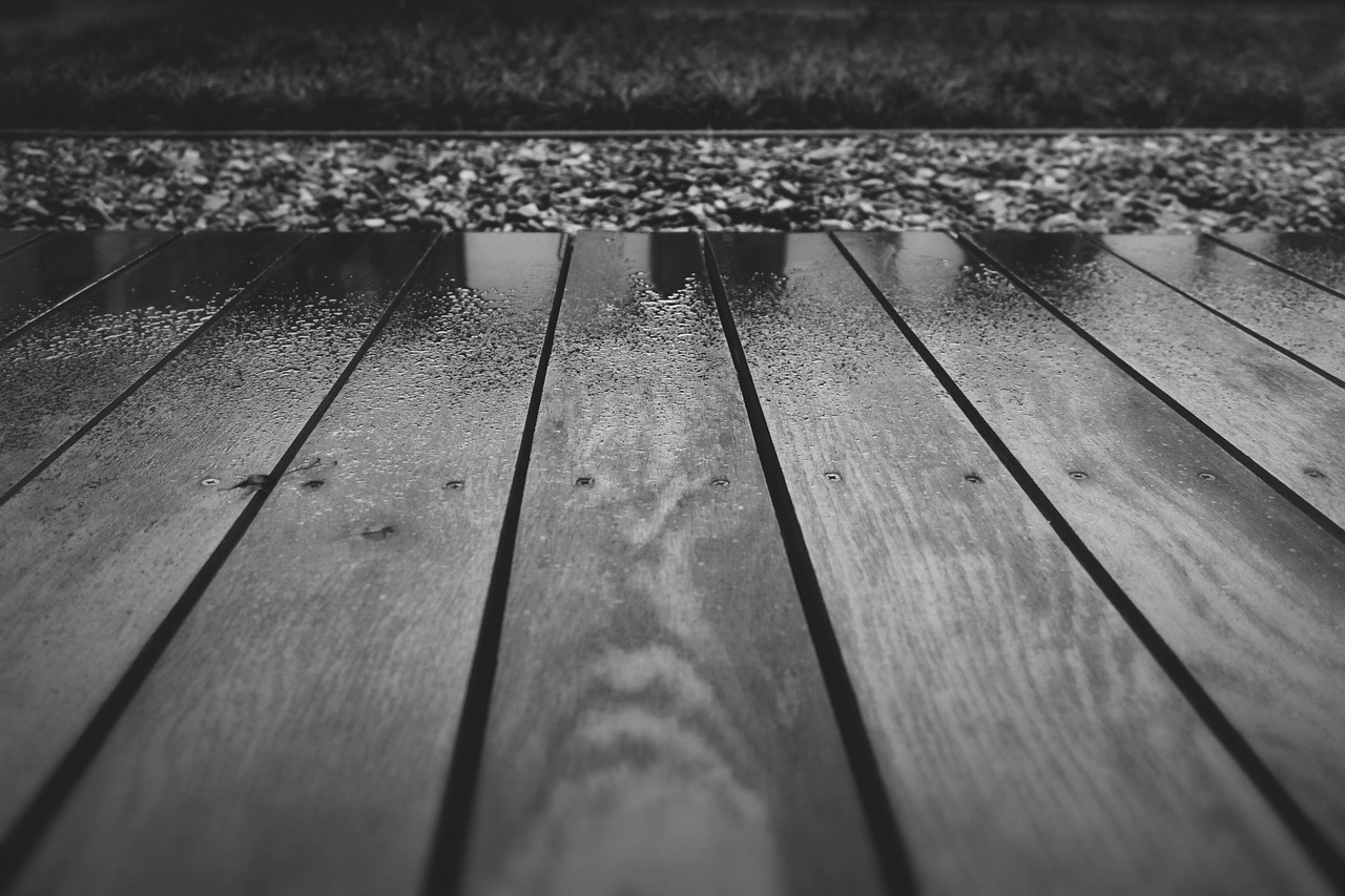 Vous en avez assez de l’entretien de votre terrasse en bois ? Découvrez cette matière naturelle innovante qui simplifie tout…
