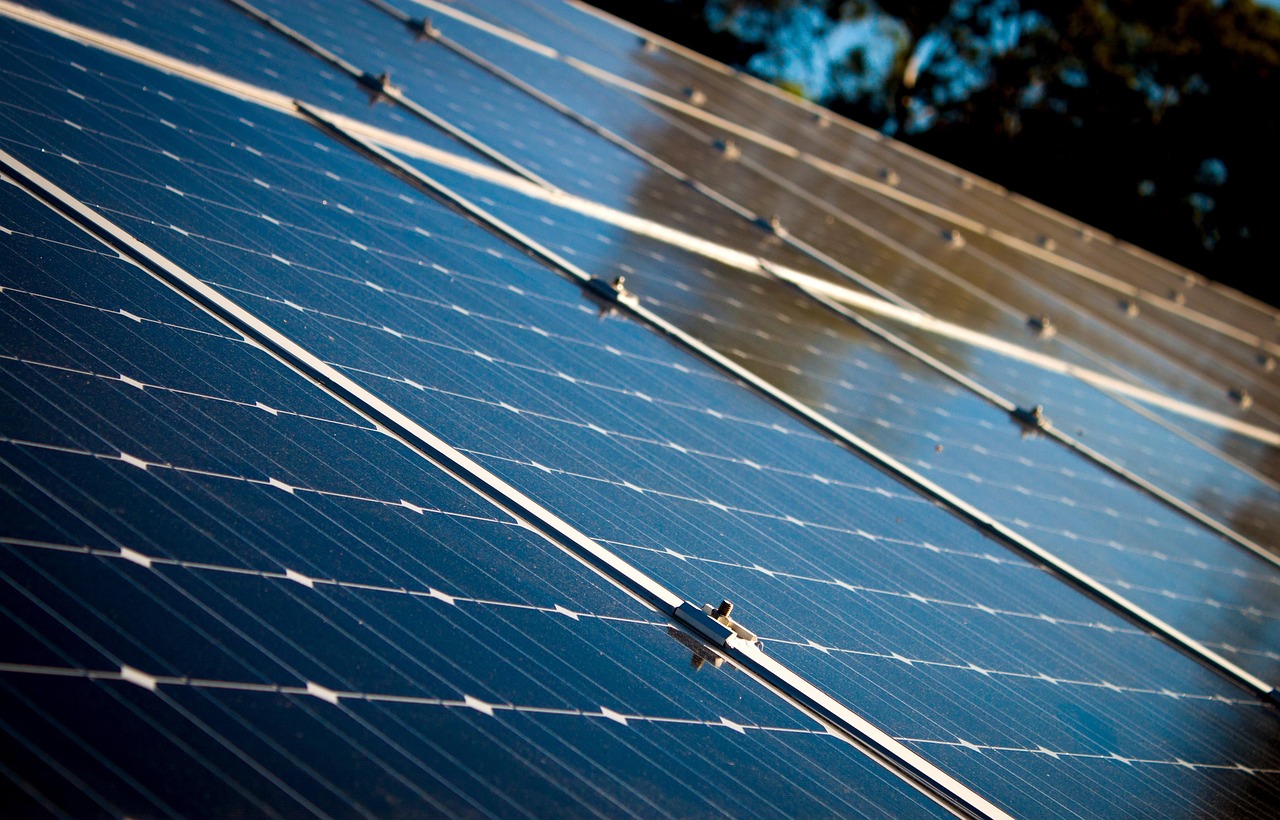 découvrez l'énergie solaire, une source d'énergie renouvelable et durable qui transforme la lumière du soleil en électricité. explorez ses avantages, son fonctionnement et son impact sur l'environnement pour un avenir plus vert.