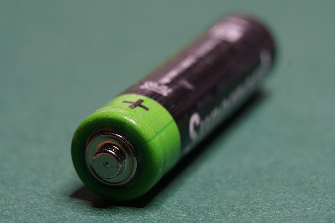 découvrez tout sur les batteries : types, utilisations, entretien et conseils pour choisir la batterie adaptée à vos besoins, que ce soit pour l'électronique, l'automobile ou les énergies renouvelables.