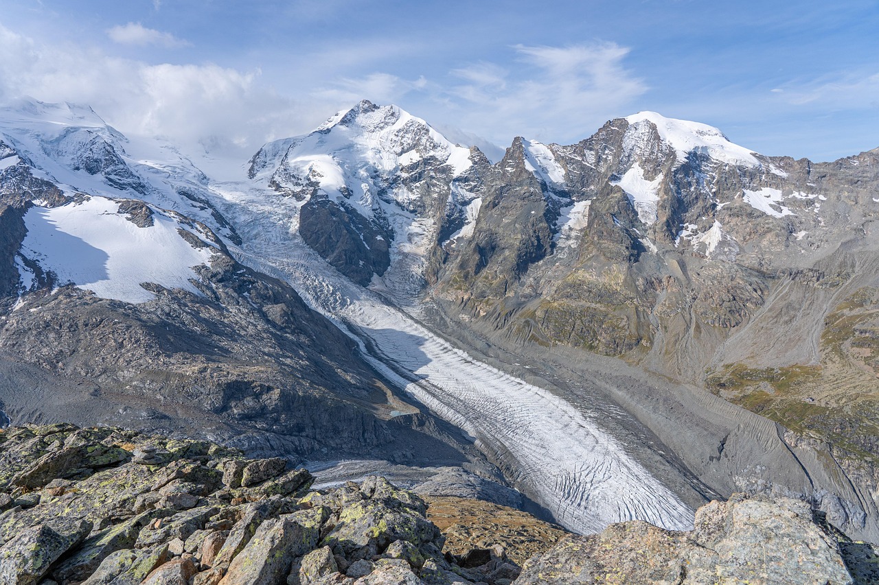 d&eacute;couvrez les glaciers, ces immenses masses de glace qui fa&ccedil;onnent les paysages, influencent le climat et fascinent par leur beaut&eacute; naturelle et leur importance &eacute;cologique.