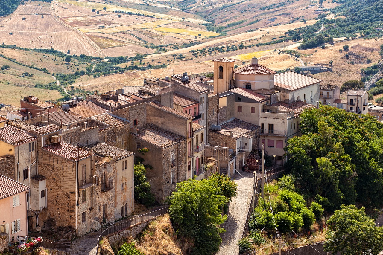 d&eacute;couvrez la sicile, une &icirc;le riche en histoire, culture et paysages &eacute;poustouflants entre mer et montagnes.