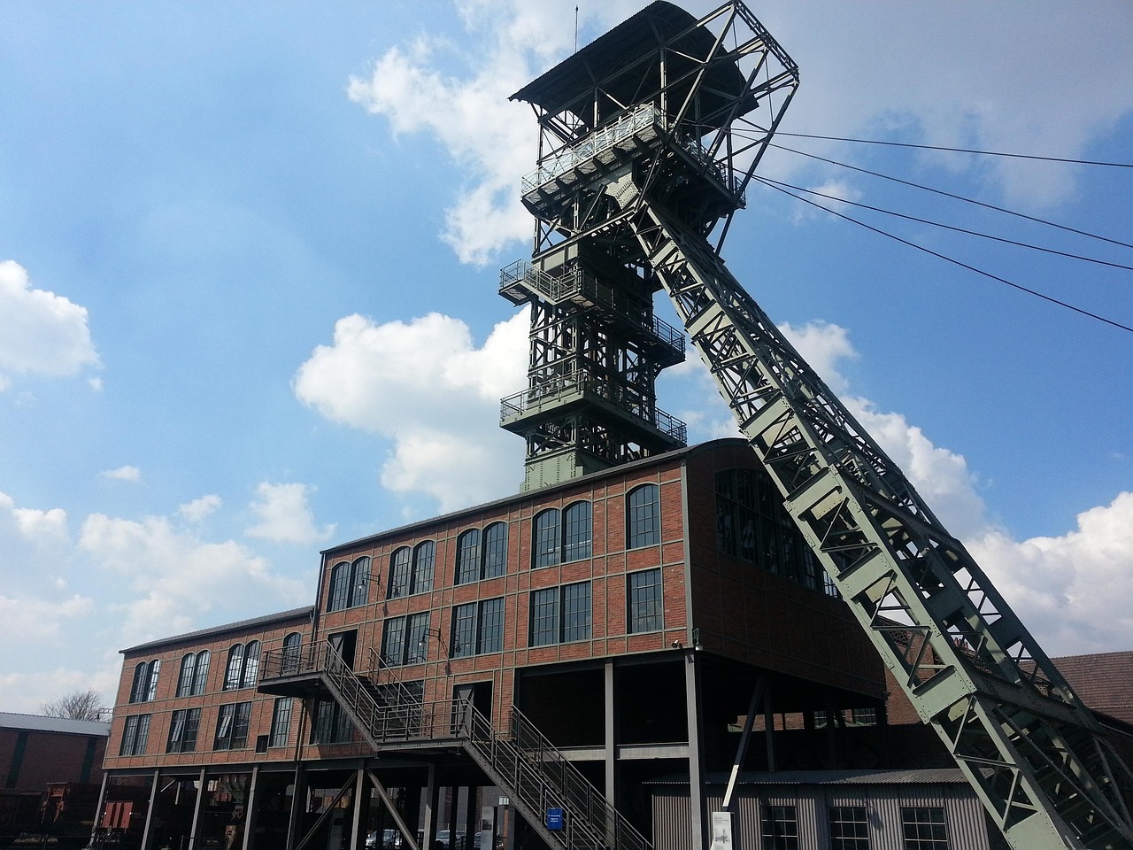 explosion de gaz dans une mine de charbon : causes, conséquences et mesures de sécurité pour prévenir les accidents.