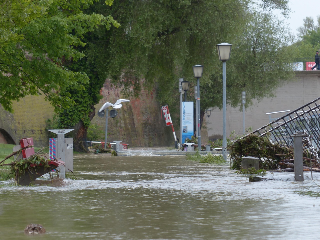 découvrez les causes, les impacts et les solutions face aux inondations pour mieux prévenir et gérer les risques liés aux crues.