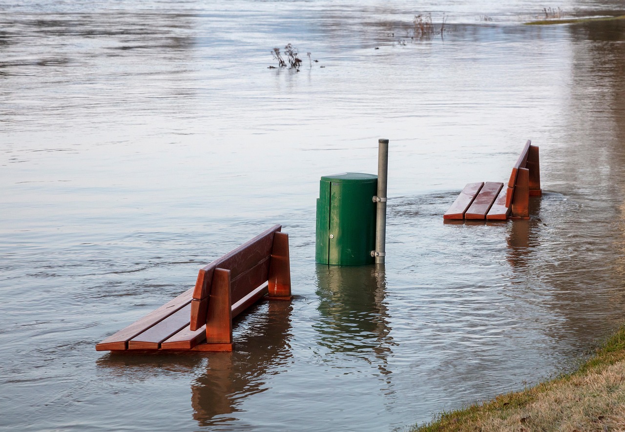 informations essentielles sur les inondations : causes, pr&eacute;vention, risques et conseils pour prot&eacute;ger votre maison et votre famille.