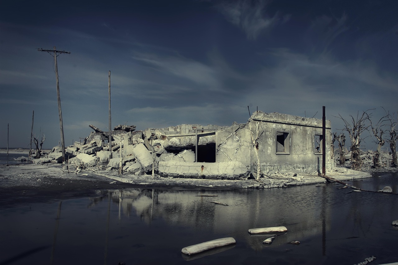 informations essentielles sur les inondations : causes, pr&eacute;vention, cons&eacute;quences et conseils pour se prot&eacute;ger lors de crues et d&eacute;bordements.
