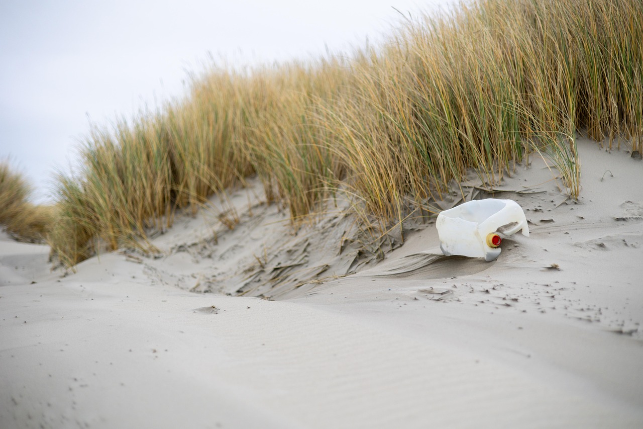 d&eacute;couvrez les causes, les cons&eacute;quences et les solutions &agrave; la pollution plastique pour pr&eacute;server notre environnement et promouvoir un avenir durable.