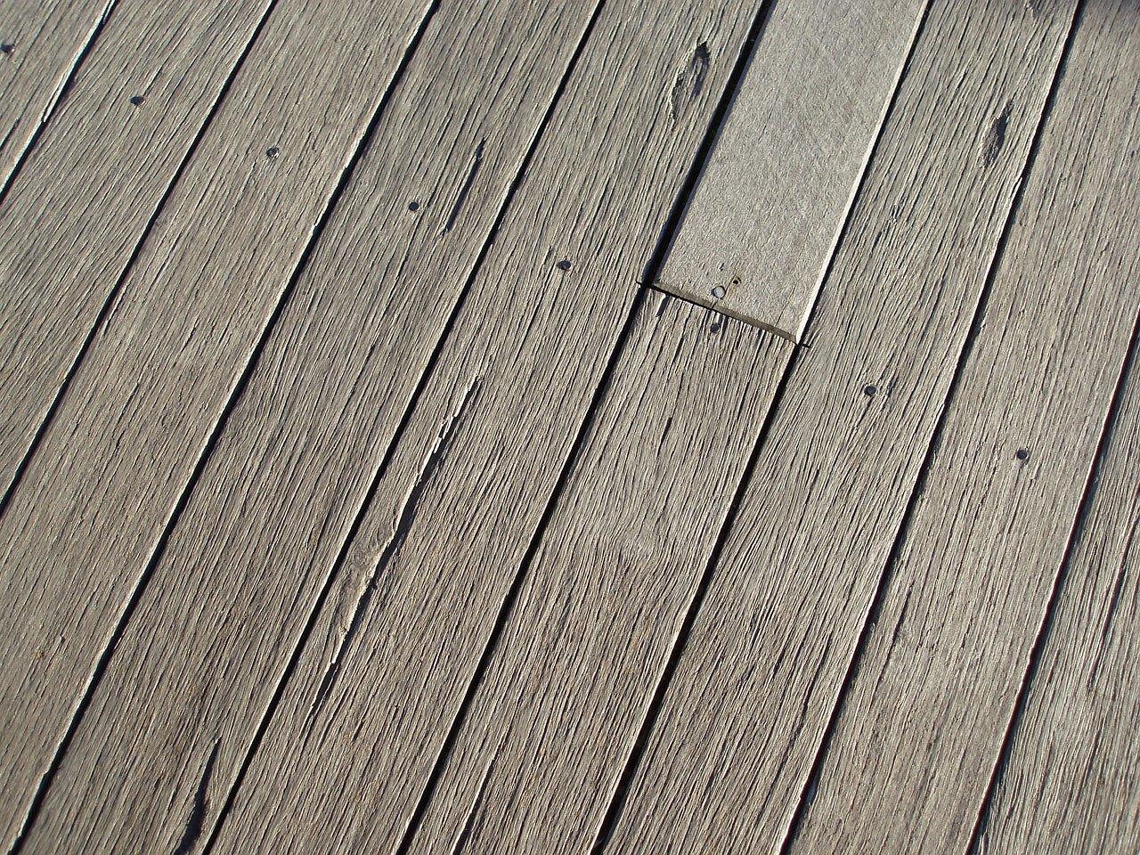 conseils pratiques et guide complet pour l'entretien de votre terrasse en bois afin de pr&eacute;server sa beaut&eacute; et sa durabilit&eacute;.